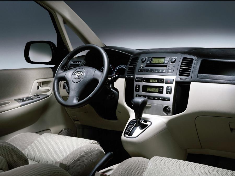 Интерьер Toyota Corolla Verso 2001-04 2001 года  (фото 12 из 13)